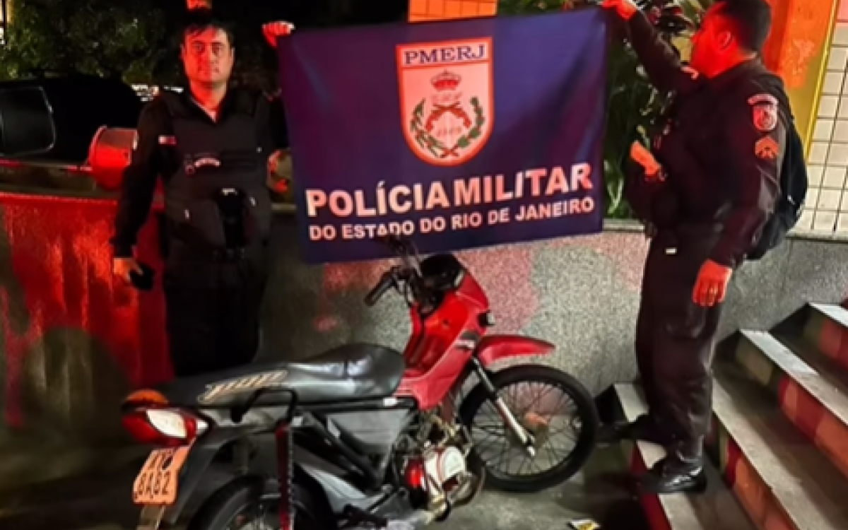 A motocicleta com sinais de irregularidades apreendida pelos policiais militares