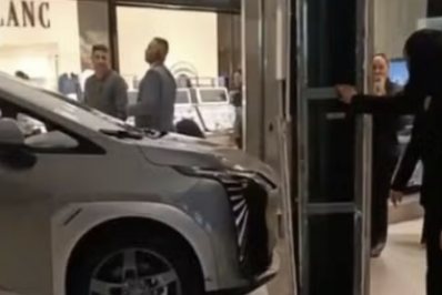Vídeo! Carro elétrico em exposição bate em loja de shopping em SP