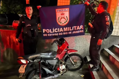 PM prende suspeito e apreende menor com revólver e motocicleta irregular em Nilópolis