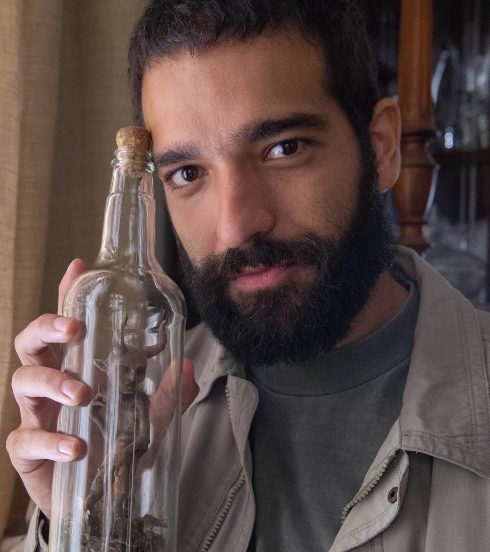 Humberto Carrão ganha réplica do cramulhãozinho de Renascer  - reprodução Instagram