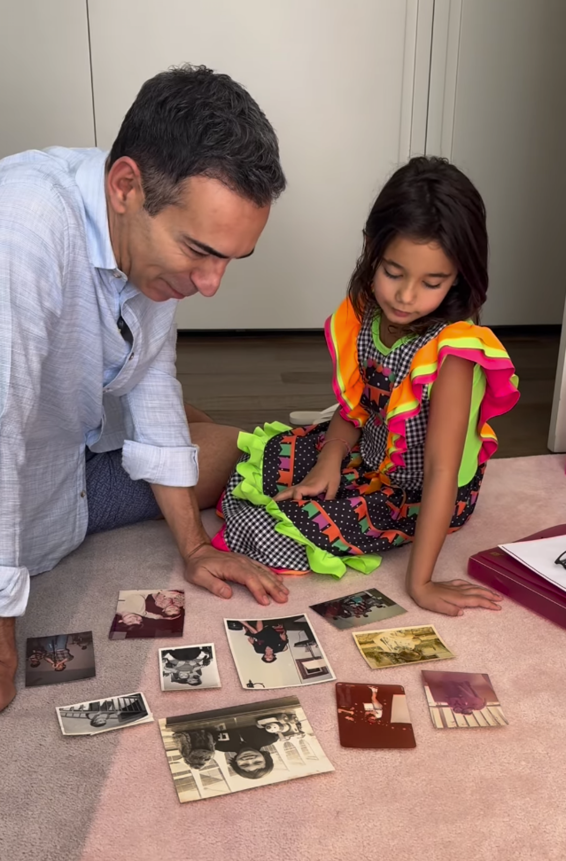 César Tralli encontra fotos da infância guardadas pela mãe e compartilha momento com a filha Manuella - reprodução Instagram