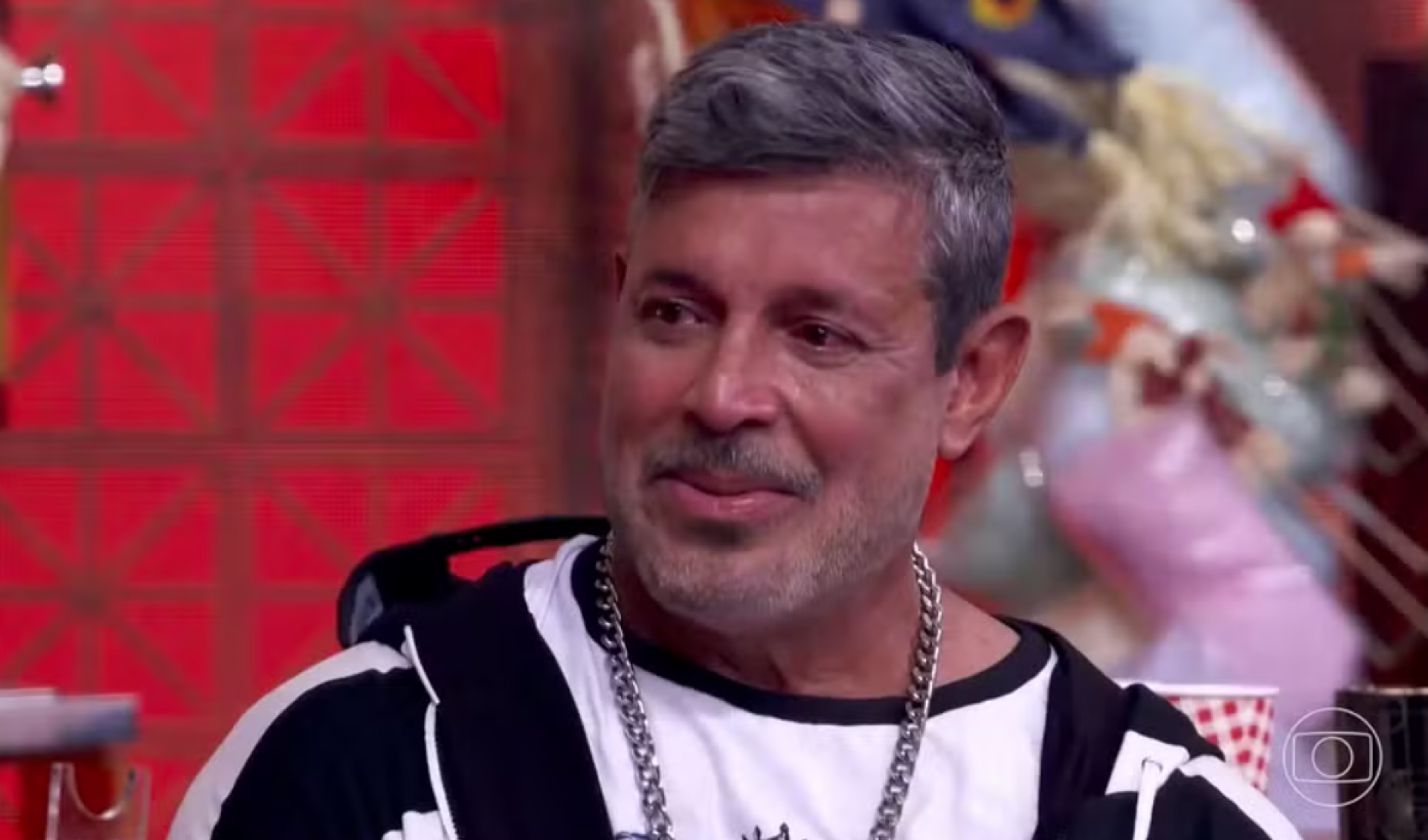 Alexandre chora com homenagem Luciano Huck  - Globo