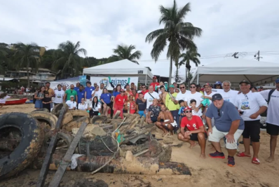 Mais de duas toneladas de lixo são retiradas do mar durante mutirão na Praia do Canto, em Búzios