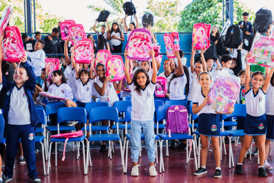 Alunos de Itaguaí recebem kits escolares de projeto da Receita Federal