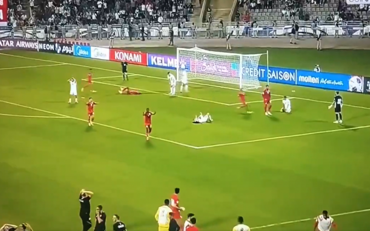 Jogadores palestinos desabam ap&oacute;s p&ecirc;nalti marcado para Om&atilde;