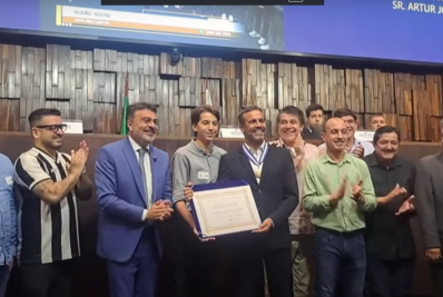 Ex-Botafogo, Artur Jorge recebe Medalha Tiradentes e se emociona