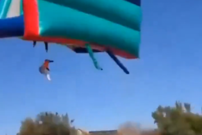 Vídeo: Crianças caem a mais de 12 metros de altura após castelo inflável voar com forte vento