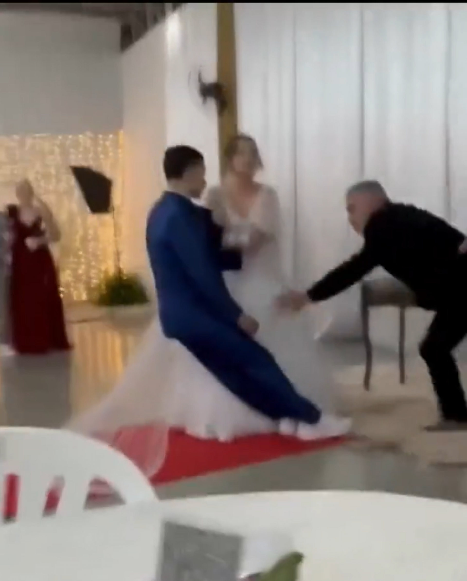 Jovem desmaiou na cerimônia de casamento - Reprodução/Redes Sociais