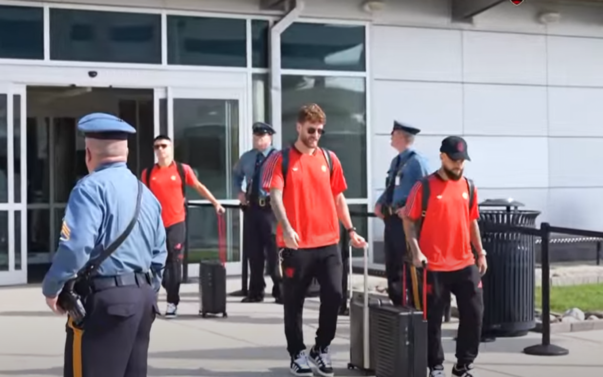 Jogadores do Flamengo deixam o aeroporto de Atlanta, nos Estados Unidos
