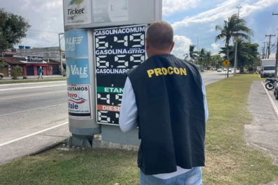 Procon fiscaliza postos de combustíveis em Cabo Frio para verificar repasse de desconto da Petrobras