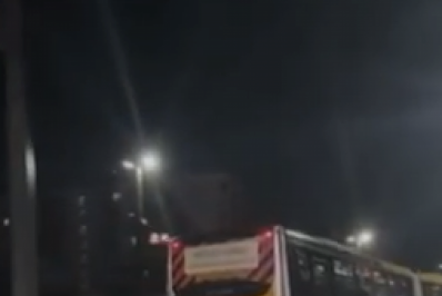 Vídeo: homem de patins é flagrado pegando 'carona' em traseira de BRT