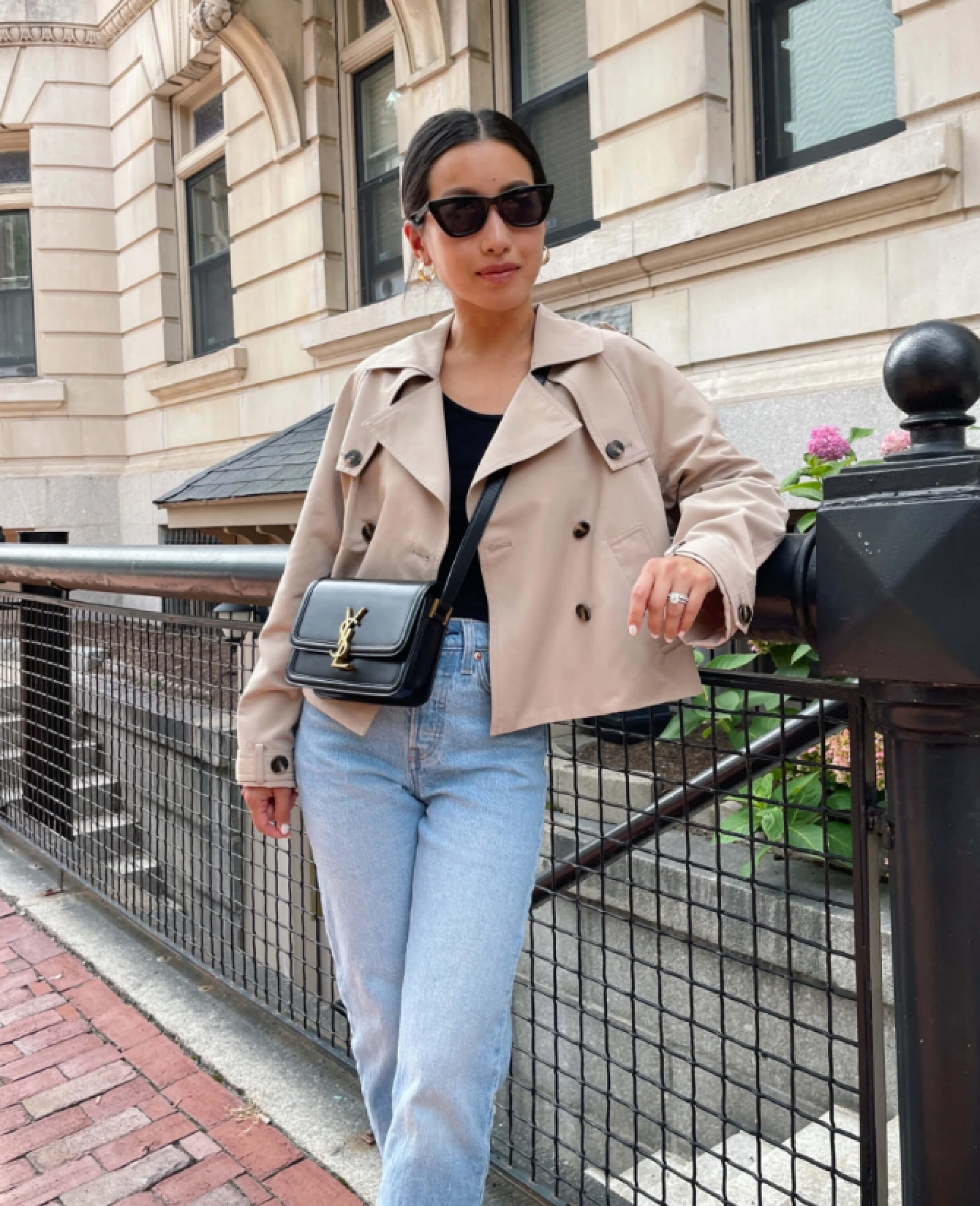 Estampas ousadas, monogramas e detalhes em jeans deixam a pe&ccedil;a ainda mais moderna - Reprodu&ccedil;&atilde;o