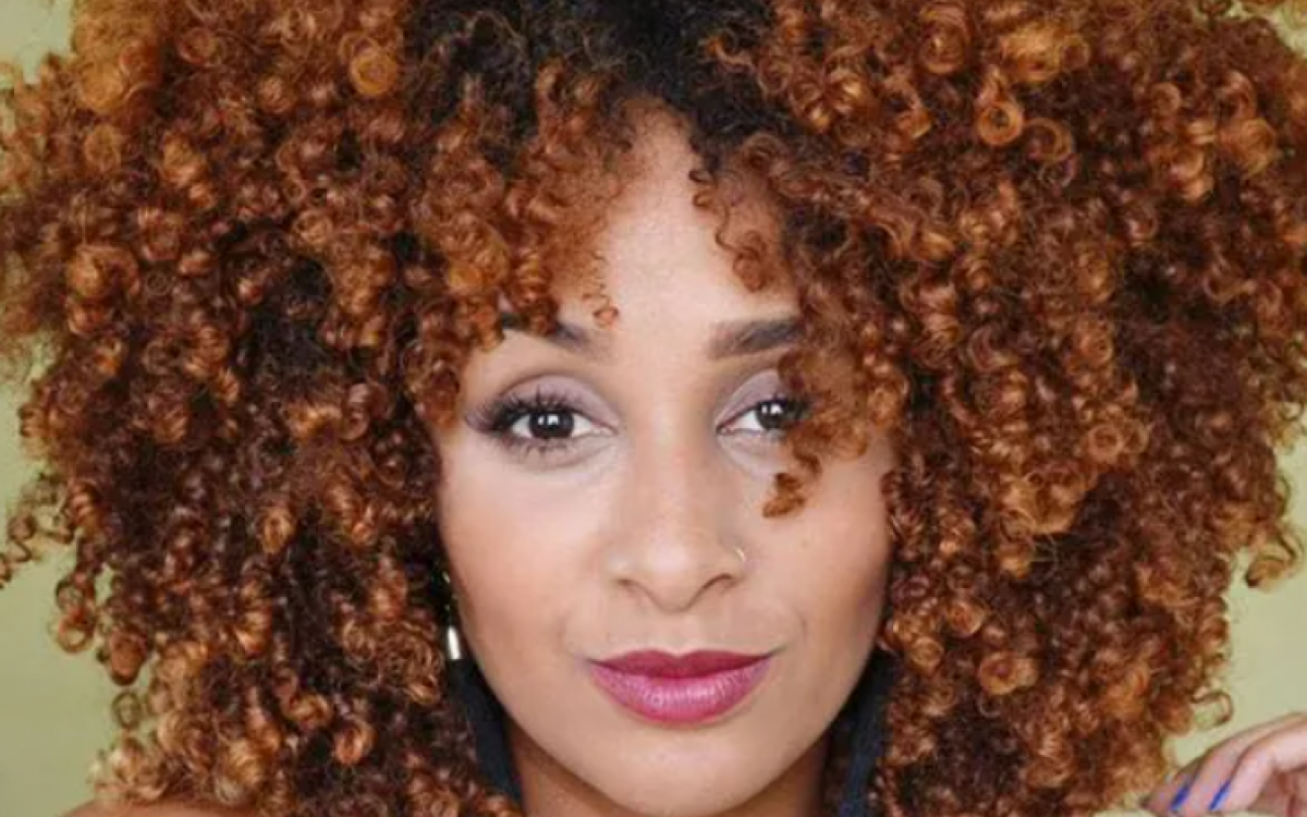 Estilo de corte é super versátil: vai bem com cachos mais definidos ou com uma finalização mais despojada