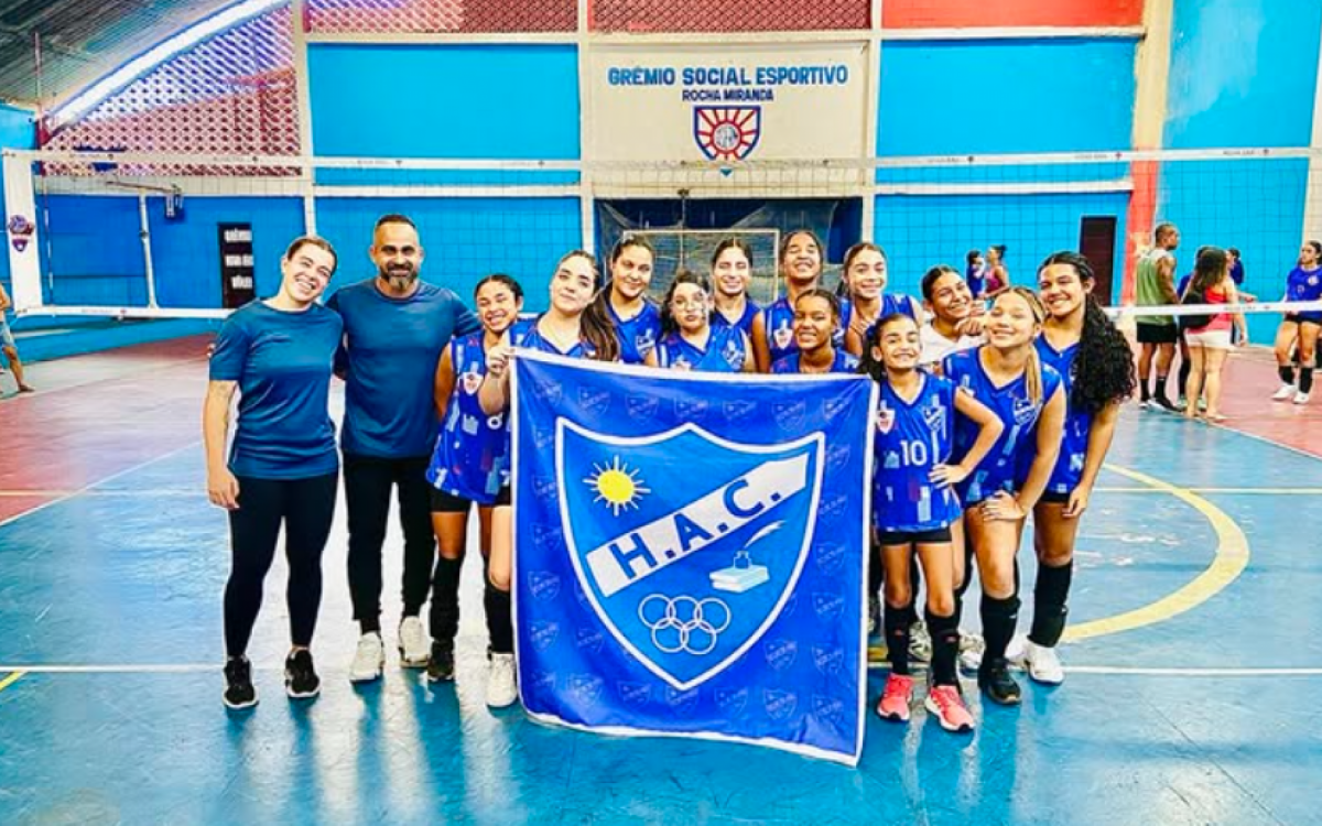 Professor Wanderson Saraiva com uma das equipes do Heliópolis AC