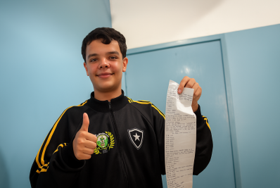 Estudante utiliza papel higiênico para escrever