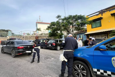 Motoristas flagrados em transporte clandestino têm veículos apreendidos em Arraial do Cabo