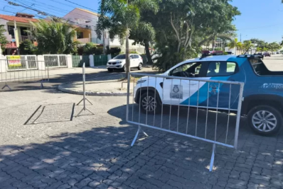 Avenida Praia das Palmeiras é interditada para montagem de evento gastronômico em Cabo Frio