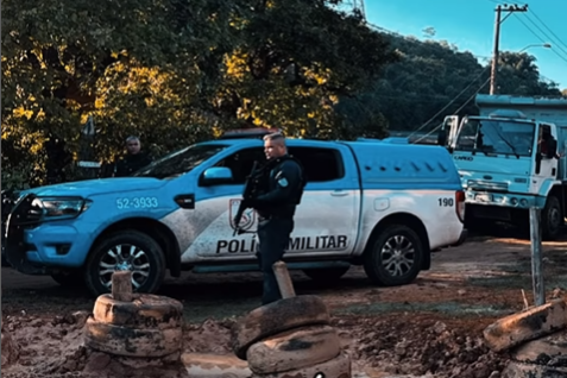 A&ccedil;&atilde;o refor&ccedil;a a seguran&ccedil;a nas regi&otilde;es afetadas pelo tr&aacute;fico de drogas local com a coloca&ccedil;&atilde;o das barreiras f&iacute;sicas - Reprodu&ccedil;&atilde;o / 39&ordm; BPM