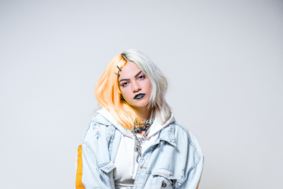 Cantora Blue vende brigadeiros para custear audiovisual: 'Cada dia é um desafio'