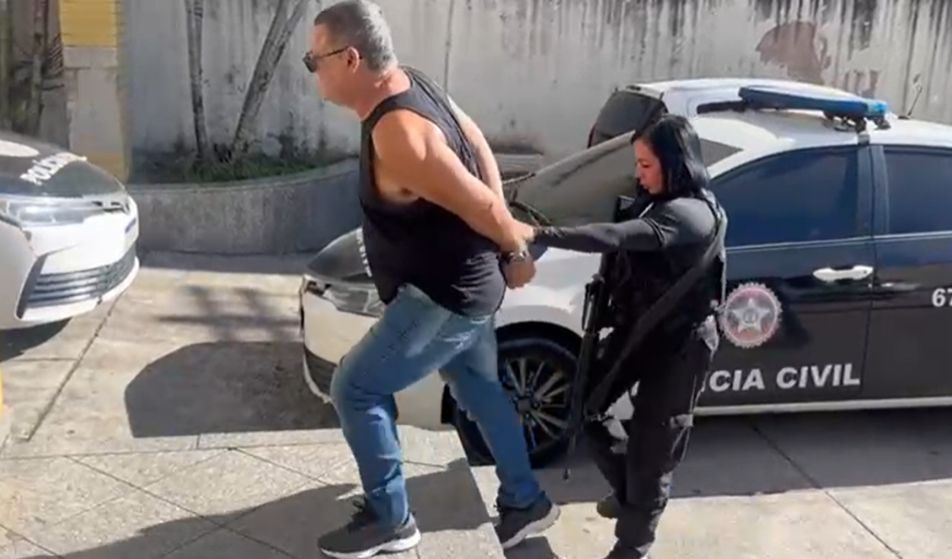 Dupla foi presa nesta terça-feira (17) por integrar um esquema que usava identidade falsa de membros de igreja para assaltar idosos - Reprodução / Polícia Civil