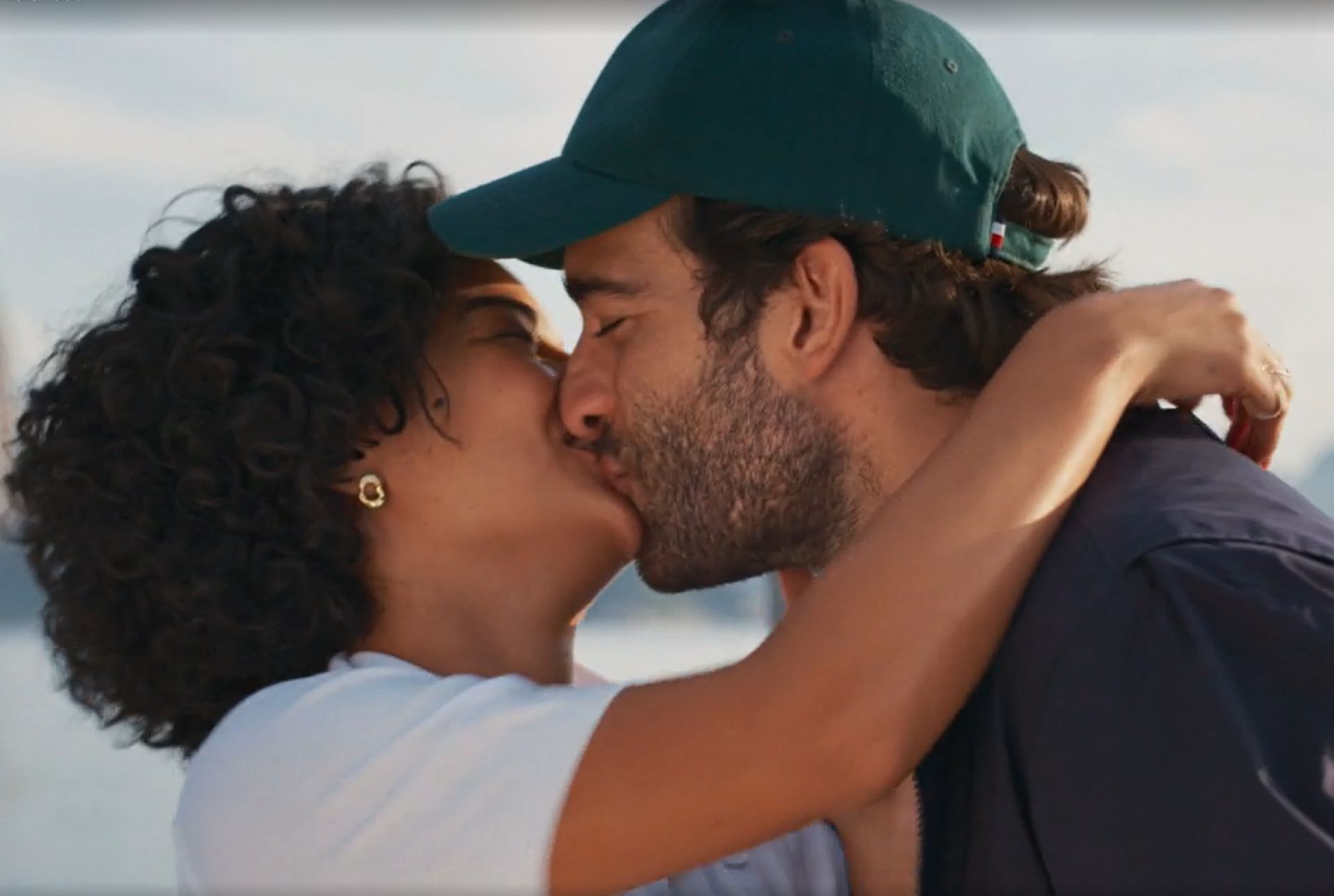 Maria de Fátima (Bella Campos) e Afonso (Humberto Carrão) em cena de 'Vale Tudo' - Reprodução de vídeo / TV Globo