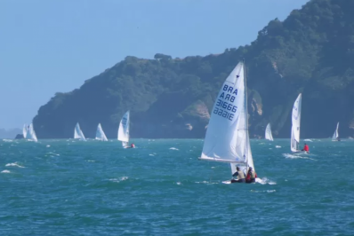 Competição de vela em Búzios reúne mais de 150 atletas em edição histórica