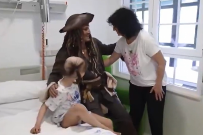 Johnny Depp se veste como Jack Sparrow em visita a Hospital Infantil