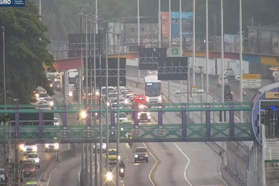 Dois homens ficam feridos em capotamento na Avenida Brasil