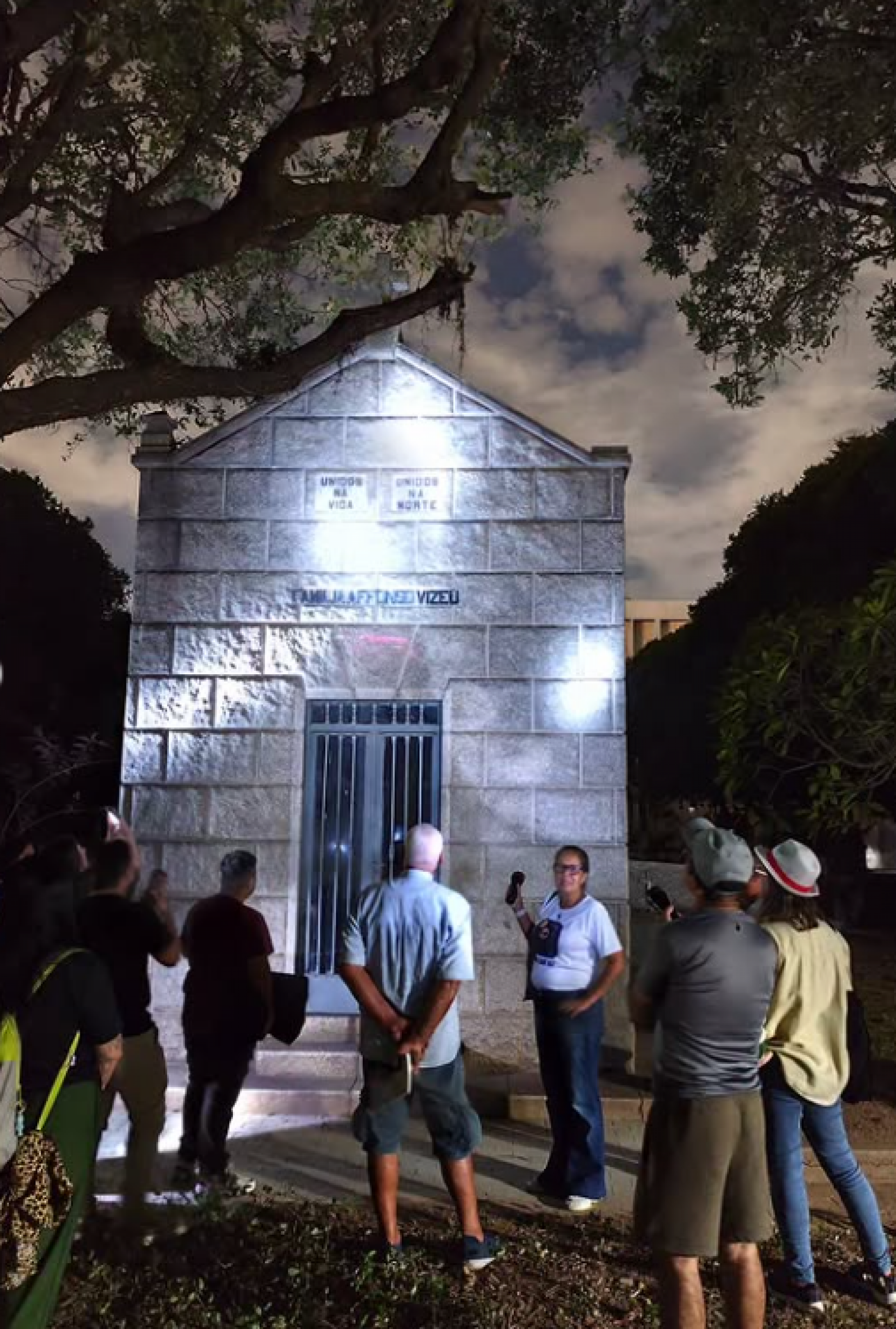 Visitantes percorrem o Cemitério da Penitência durante visita guiada noturna - Necrotour RJ