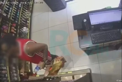 Tentativa de furto é flagrada por câmeras de segurança em loja de Cabo Frio