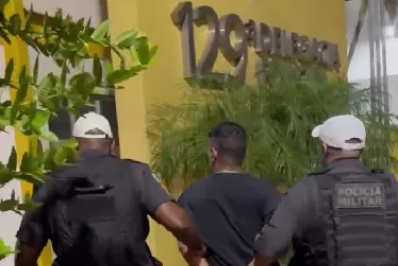 Homem armado é preso após furar bloqueio policial com carro roubado em Iguaba Grande