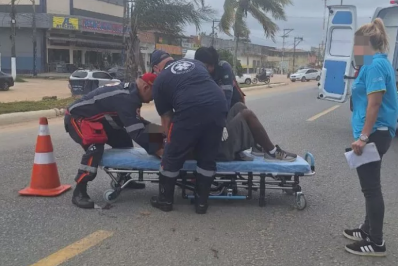 Acidente entre moto e bicicleta deixa duas pessoas feridas em Cabo Frio