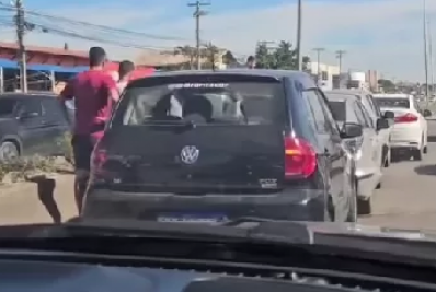 Engavetamento com três veículos interdita trecho da RJ-106 em São Pedro da Aldeia