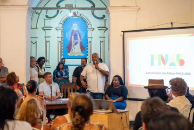 Cabo Frio realiza pagamento dos contemplados nos editais da PNAB