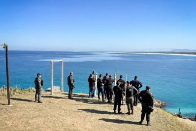 Fiscalização remove estruturas irregulares em área de preservação na Praia Grande, em Arraial do Cabo