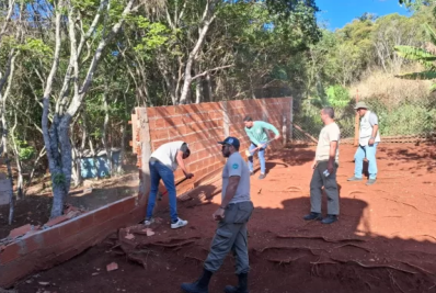 Prefeitura de Cabo Frio remove muro irregular no bairro Jacaré e reforça fiscalização ambiental