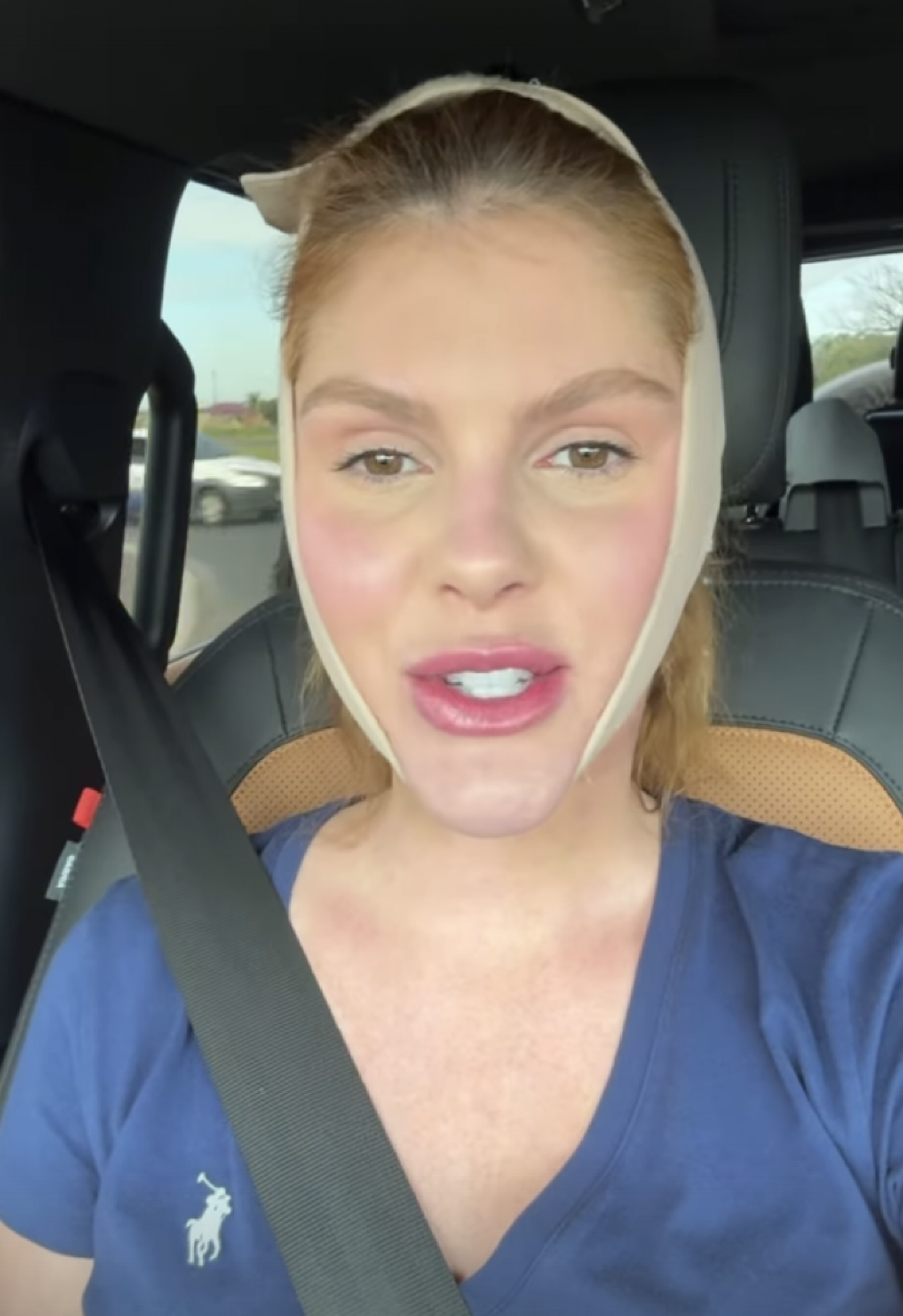 Bárbara Evans se diverte com faixa no pescoço  - reprodução Instagram