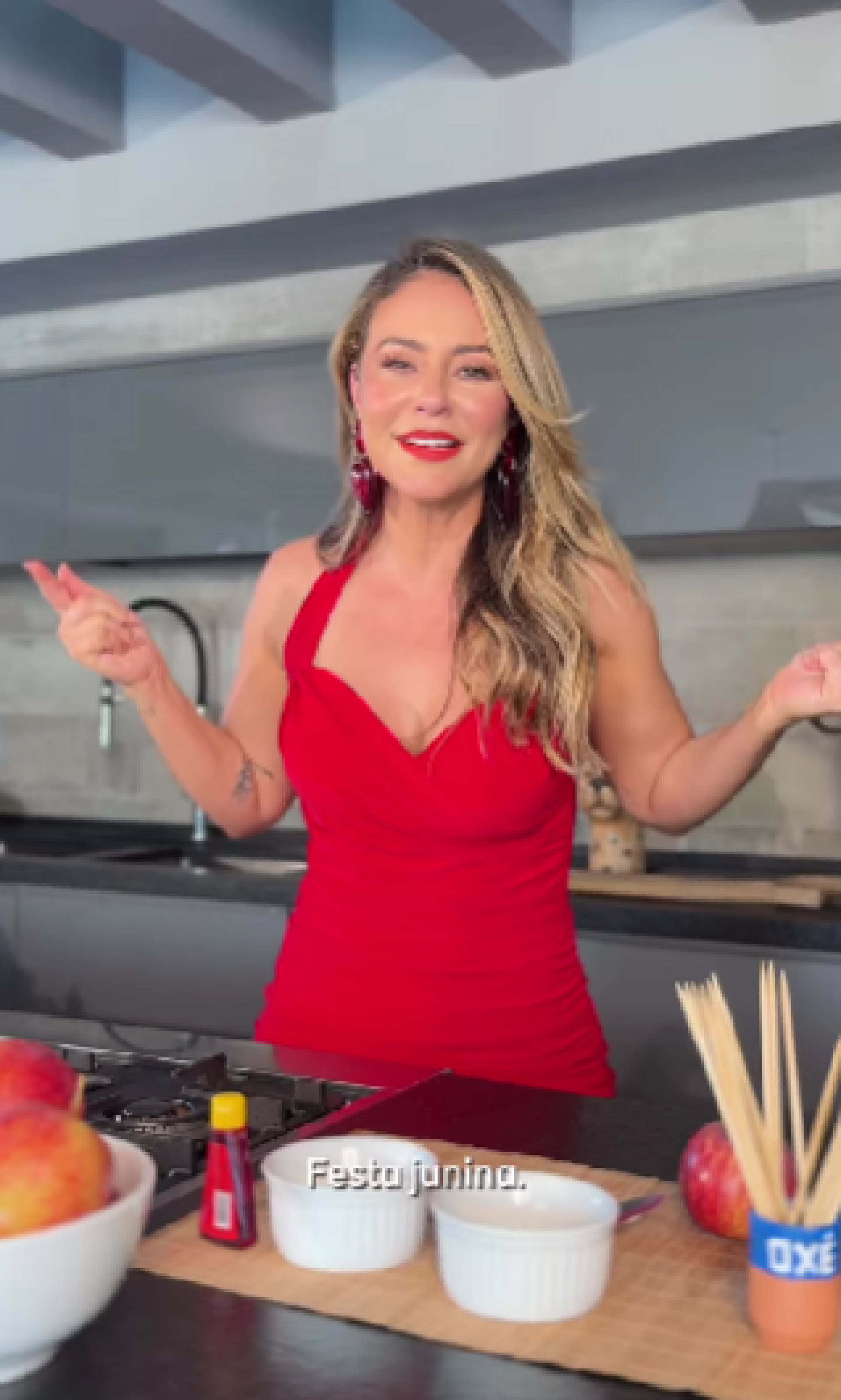 De vestido vermelho, Paolla Oliveira ensina receita de maçã do amor - Reprodução / Instagram