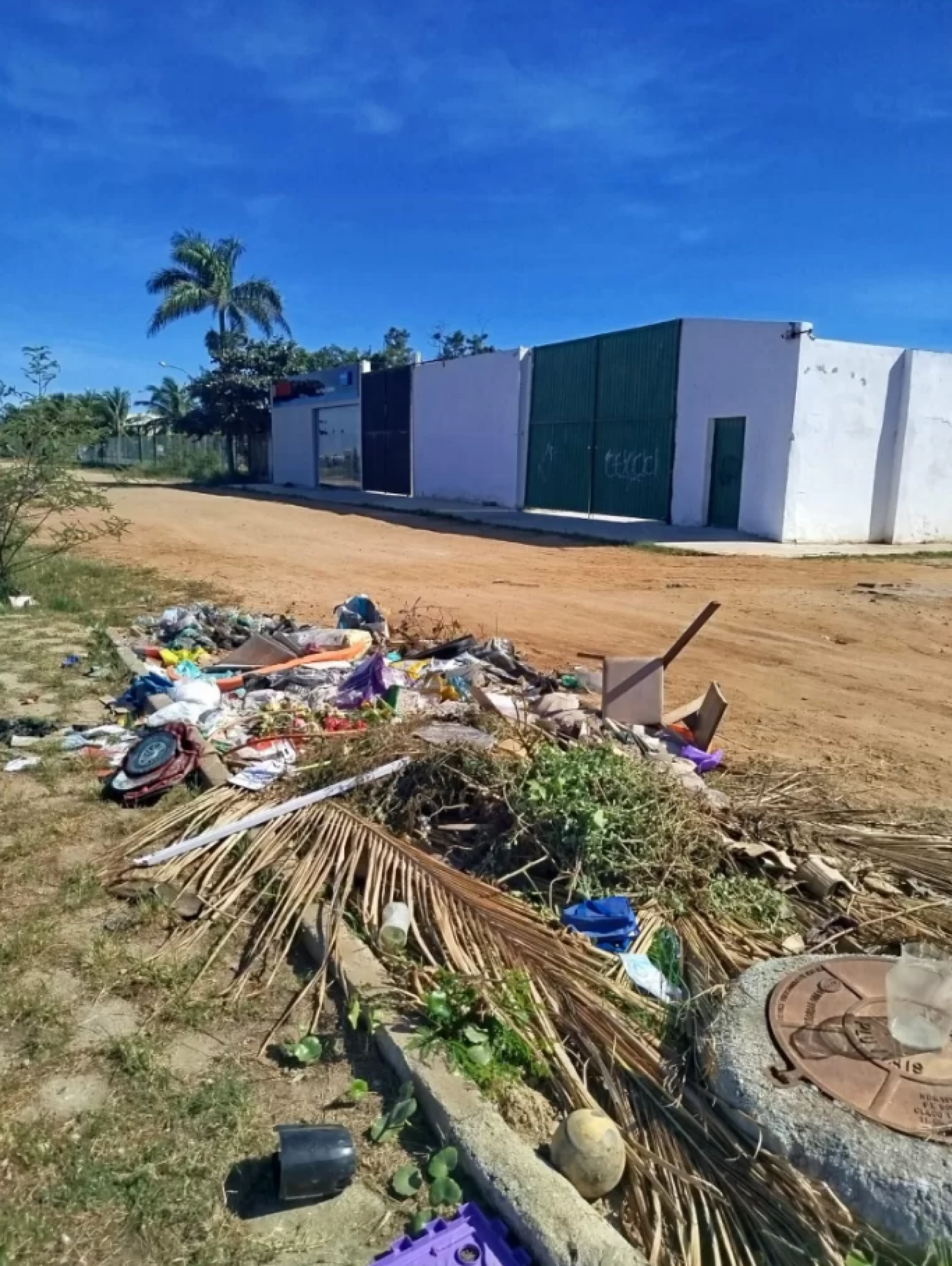 Abandono e crime ambiental em deck - Rede social 