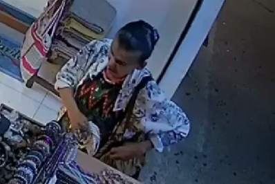 Mulher furta colares de pérolas em loja no centro de Búzios