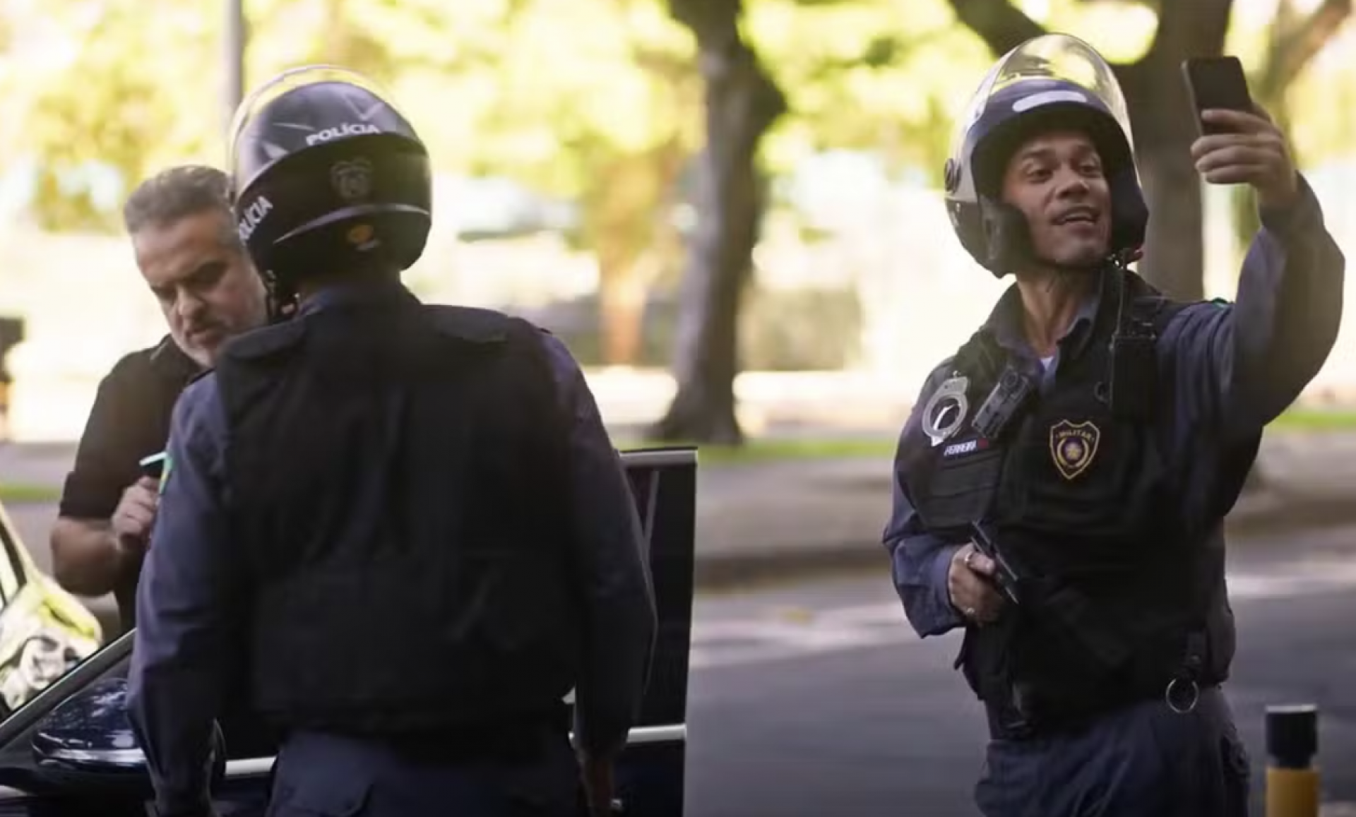 Marlon Policial acaba detido após parceiro filmar abordagem - Globo