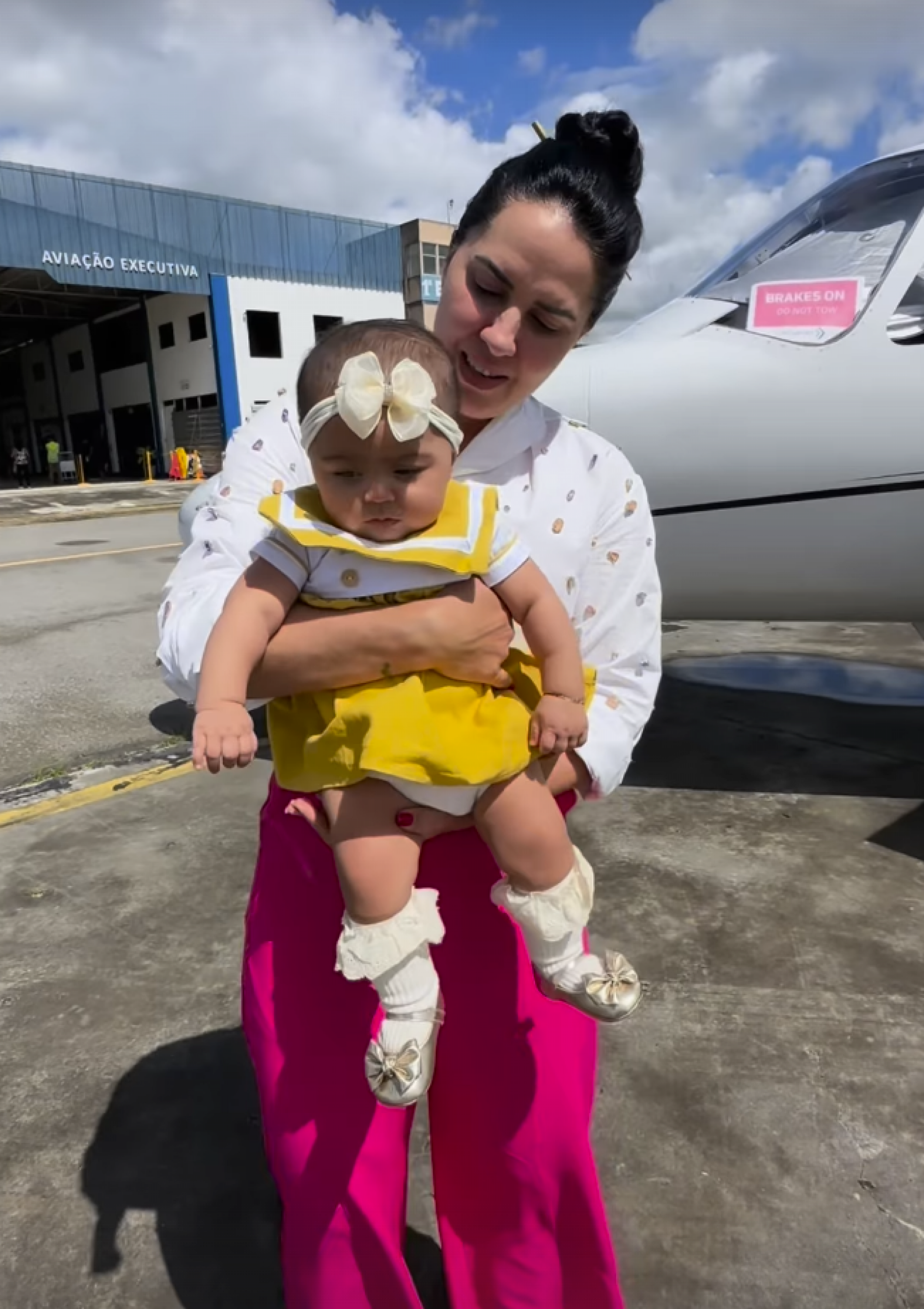 Graciele Lacerda improvisa cama para filha Clara no jatinho durante viagem com Zezé Di Camargo - reprodução Instagram