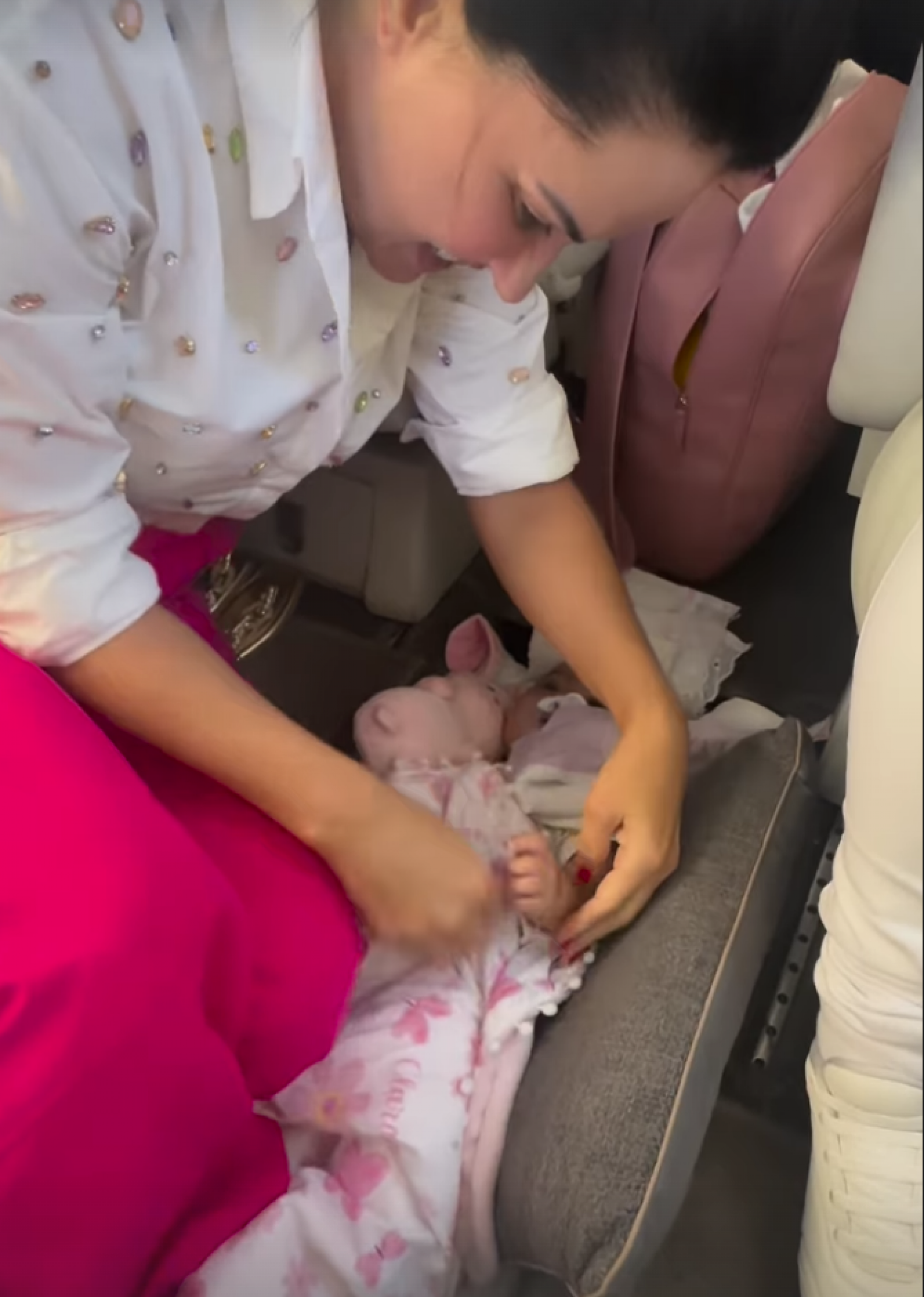 Graciele Lacerda adapta espaço na aeronave para garantir conforto à filha de seis meses - reprodução Instagram