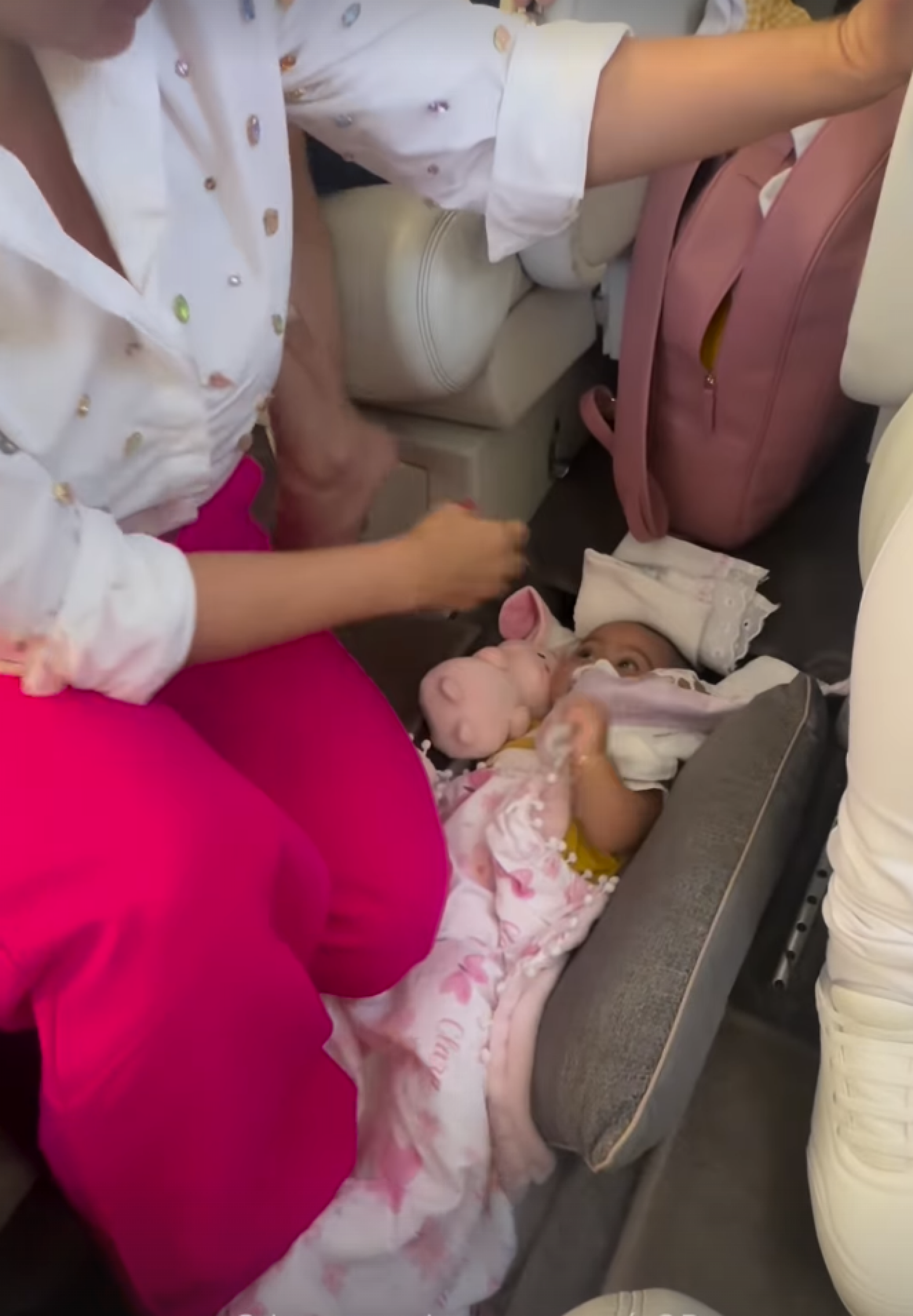 Graciele Lacerda adapta espaço na aeronave para garantir conforto à filha de seis meses - reprodução Instagram