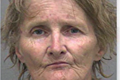 Mãe e avó são presas por manter gêmeas de 5 anos trancadas em galpão sem comida e energia