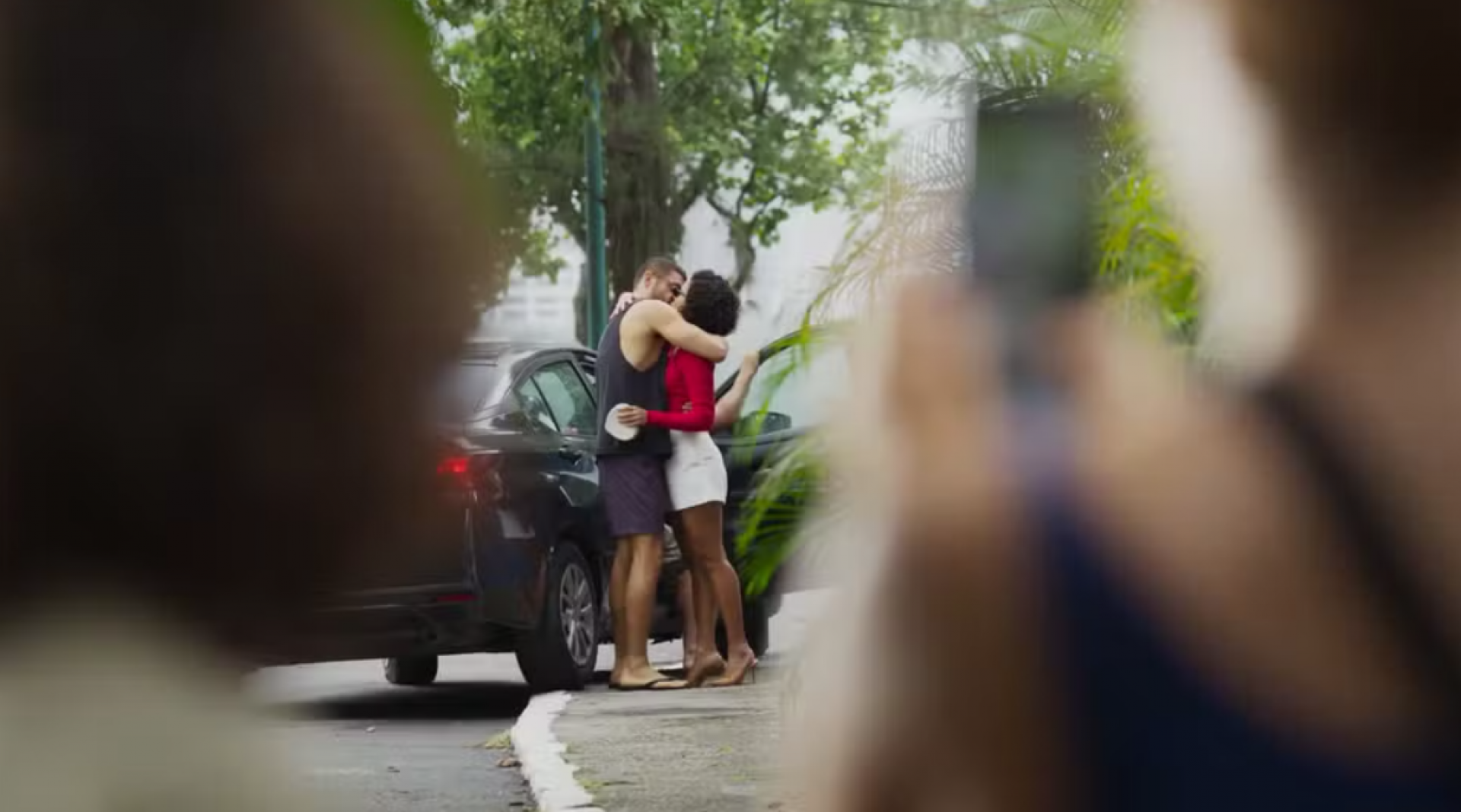 Gilda flagra beijo entre Fátima e César - Globo