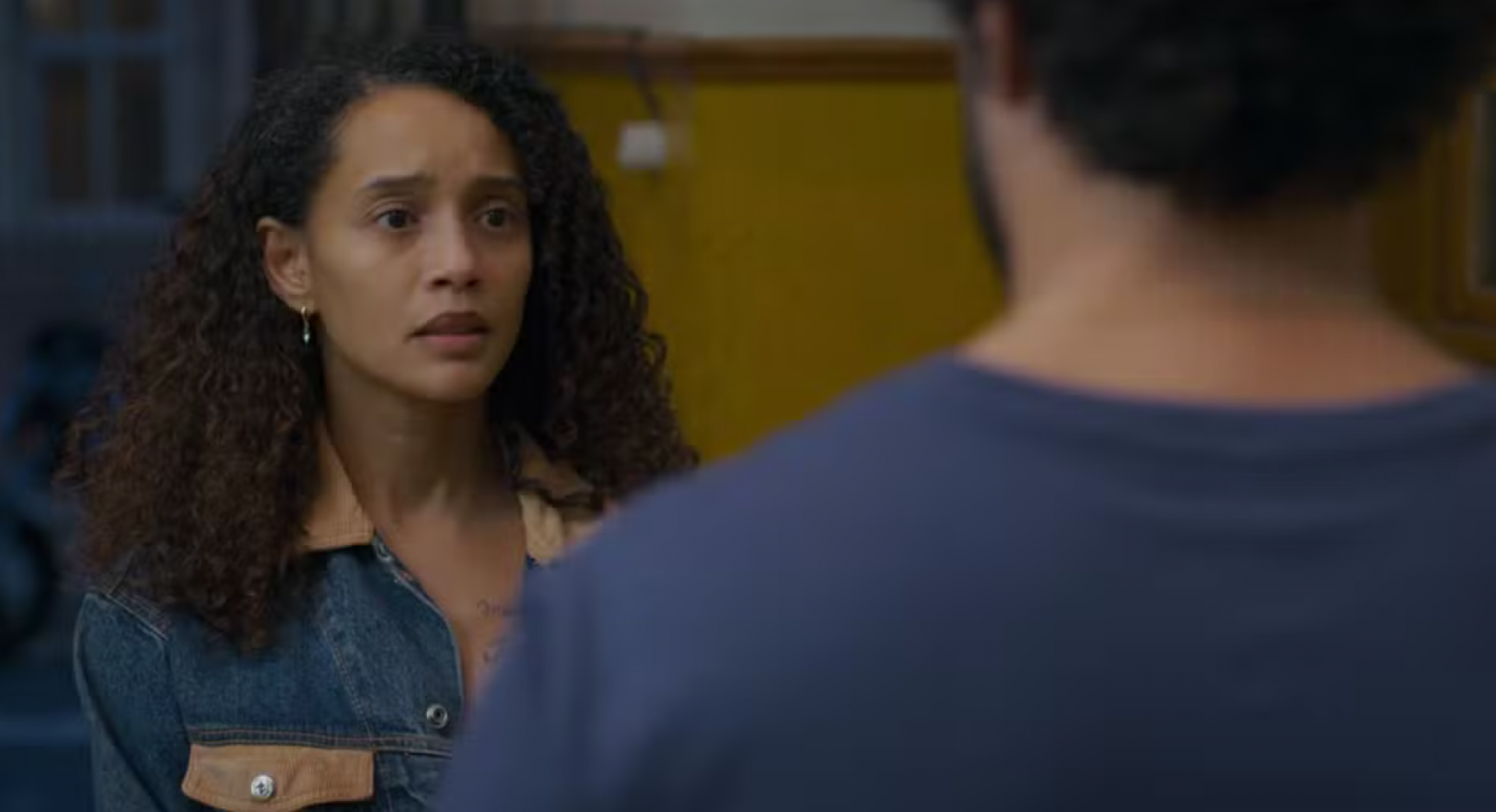 Ivan conta a Raquel que Maria de Fátima roubou os dólares - Globo