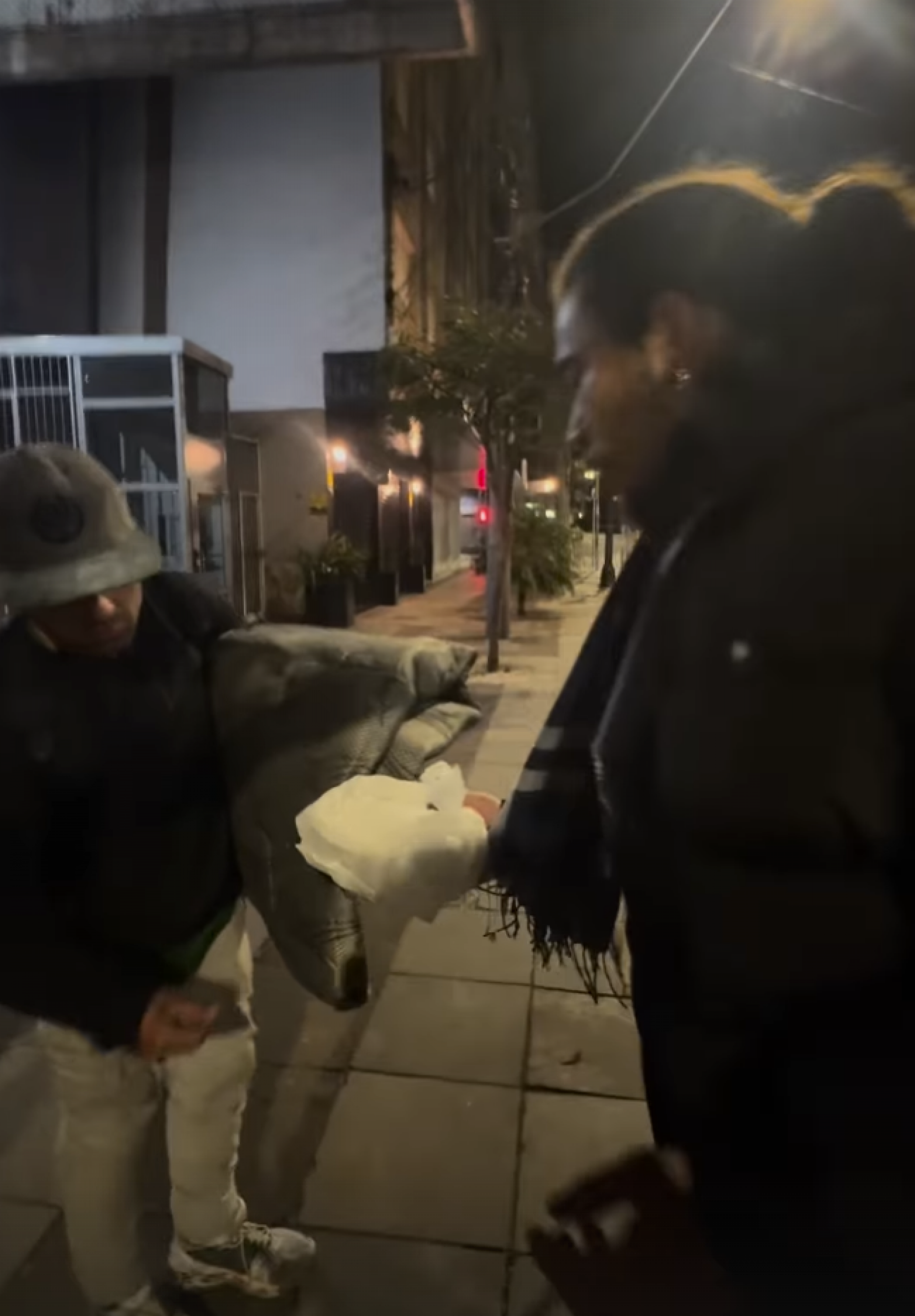 Whindersson Nunes entrega refeições a moradores de rua em Caxias do Sul  - reprodução Instagram