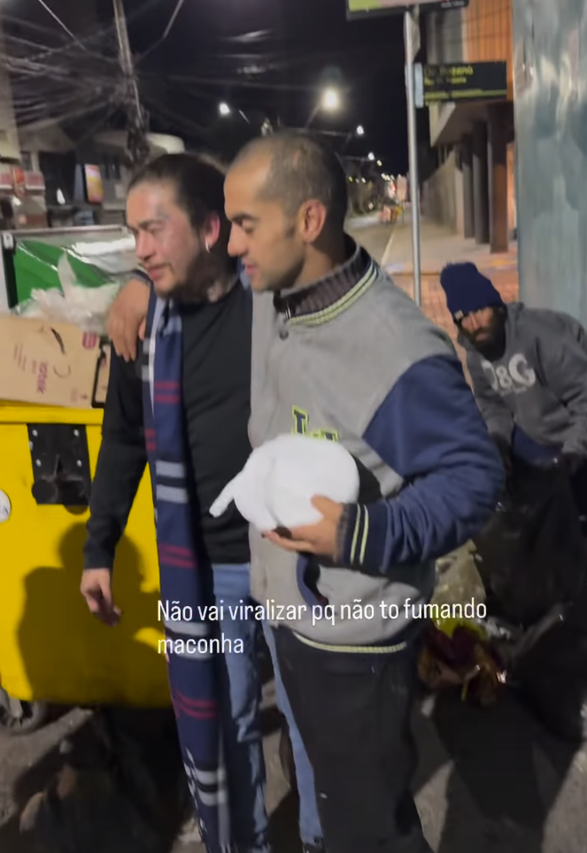 Whindersson Nunes distribuiu alimentos a pessoas em situação de rua e rebateu julgamentos nas redes sociais - reprodução Instagram