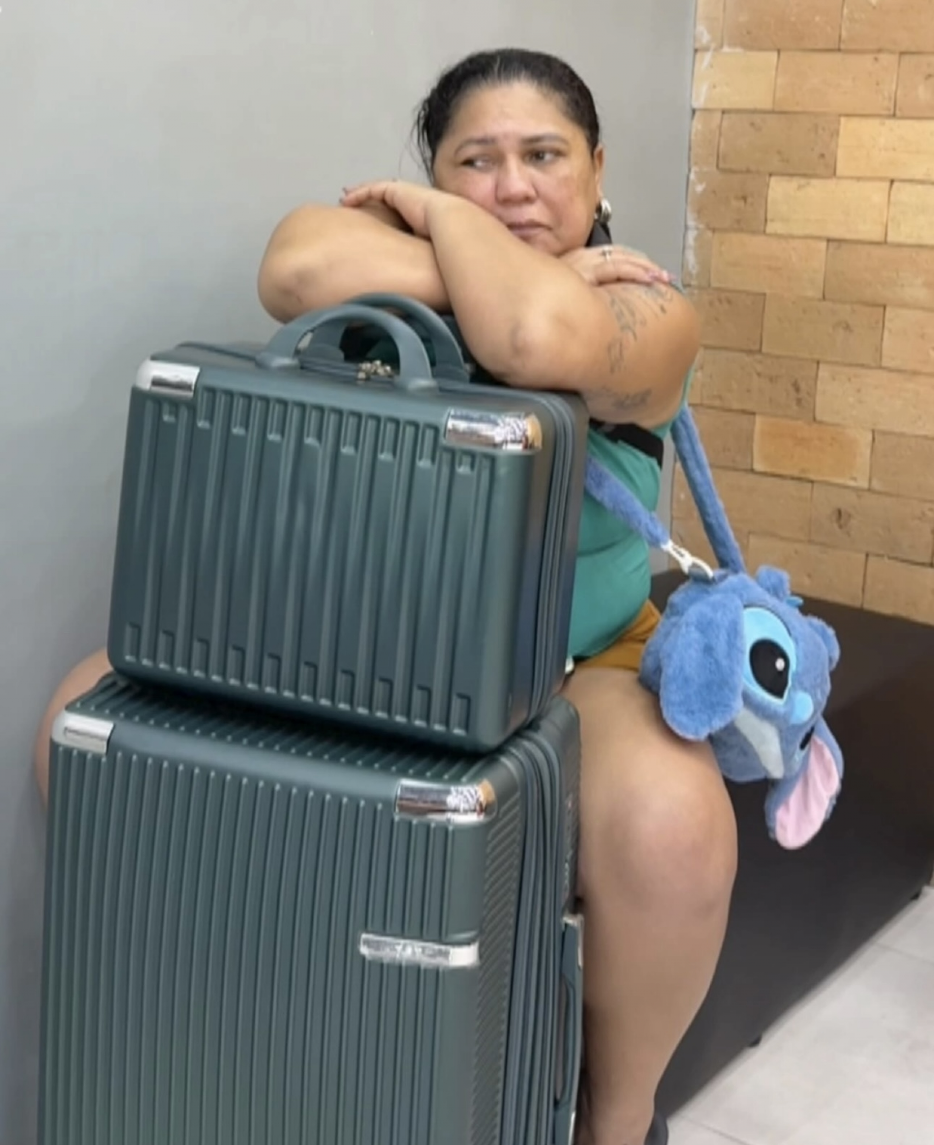 Leydi arrasada e detida na imigra&ccedil;&atilde;o